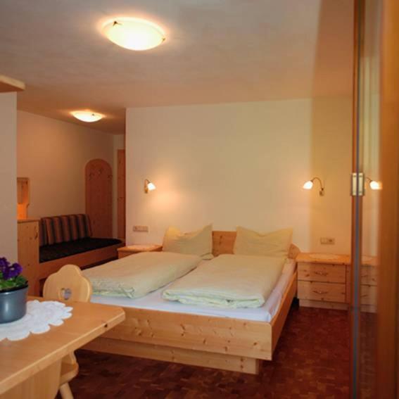 Pension Wiesenhof Freienfeld Zimmer foto